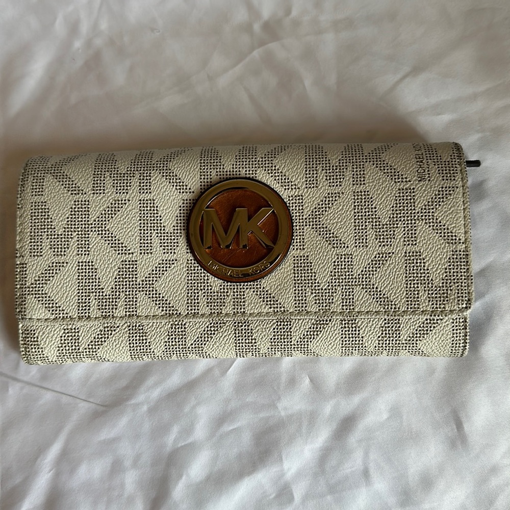 Michael Kors wallet cream
